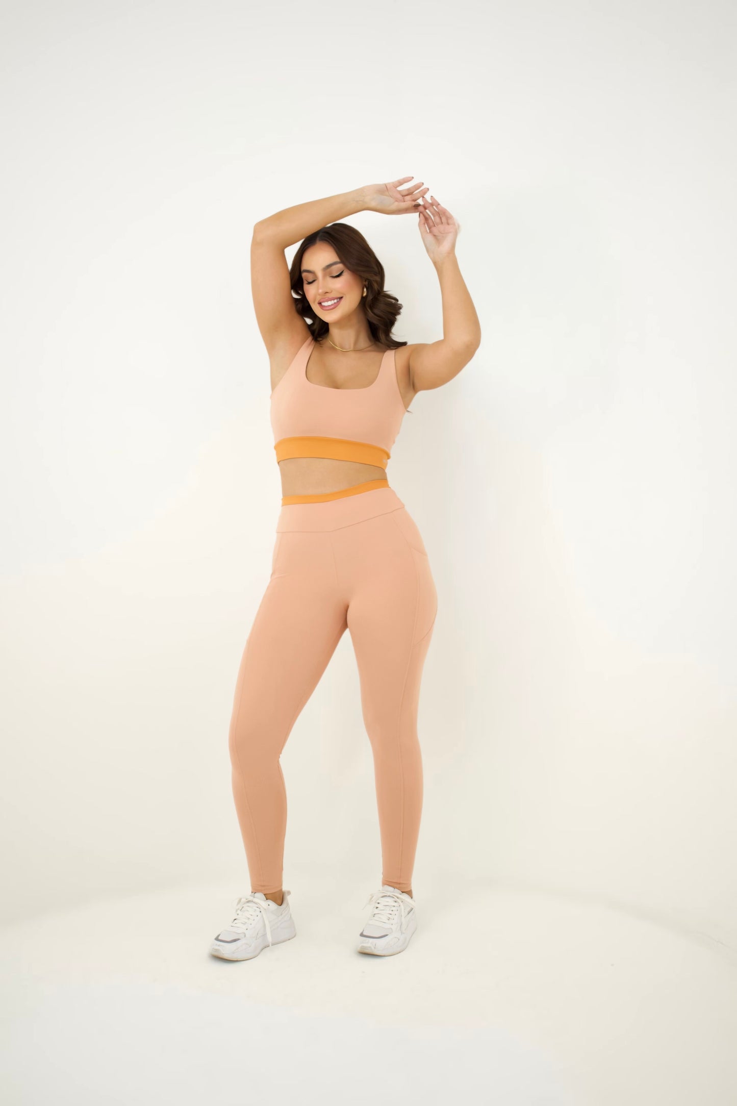 Conjunto Fitness Nude Feminino com Top e Legging com bolso