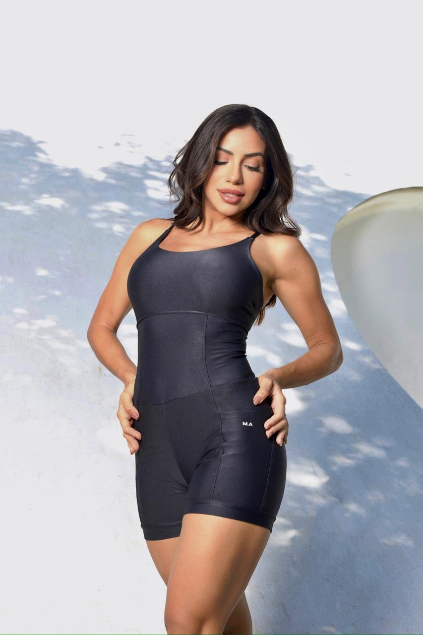 Macaquinho Shorts Preto Bolso Lateral Modelagem que Valoriza o Corpo e Zero Transparência
