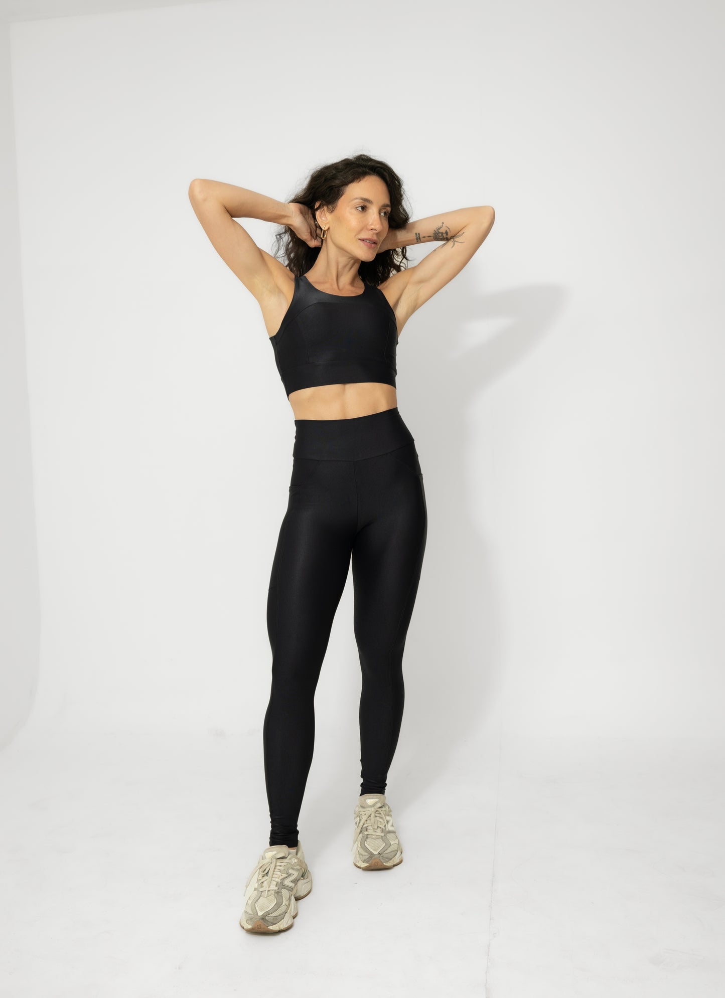Conjunto Fitness Preto Alta Compressão com bolso na lateral e top de alça larga