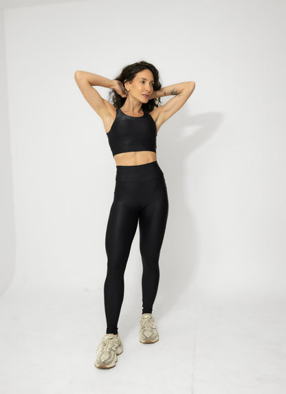 Conjunto Fitness Preto Alta Compressão com bolso na lateral e top de alça larga