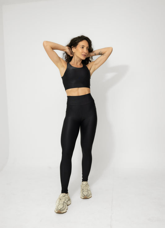Conjunto Fitness Preto Alta Compressão com bolso na lateral e top de alça larga