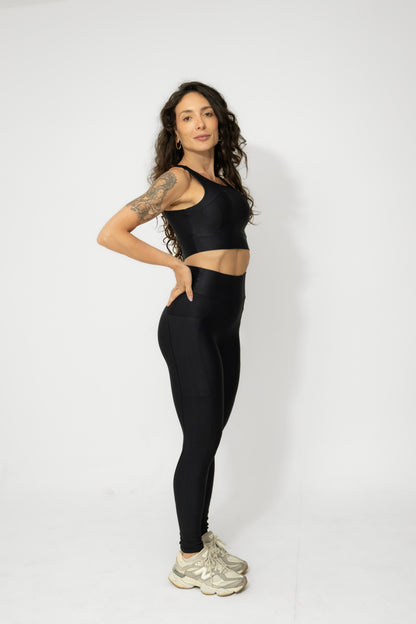 Conjunto Fitness Preto Alta Compressão com bolso na lateral e top de alça larga