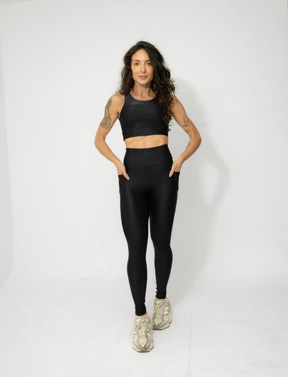 Conjunto Fitness Preto Alta Compressão com bolso na lateral e top de alça larga