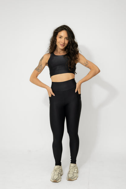 Conjunto Fitness Preto Alta Compressão com bolso na lateral e top de alça larga
