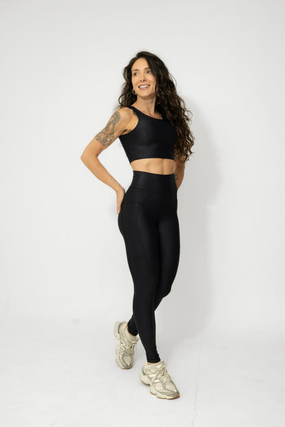 Conjunto Fitness Preto Alta Compressão com bolso na lateral e top de alça larga