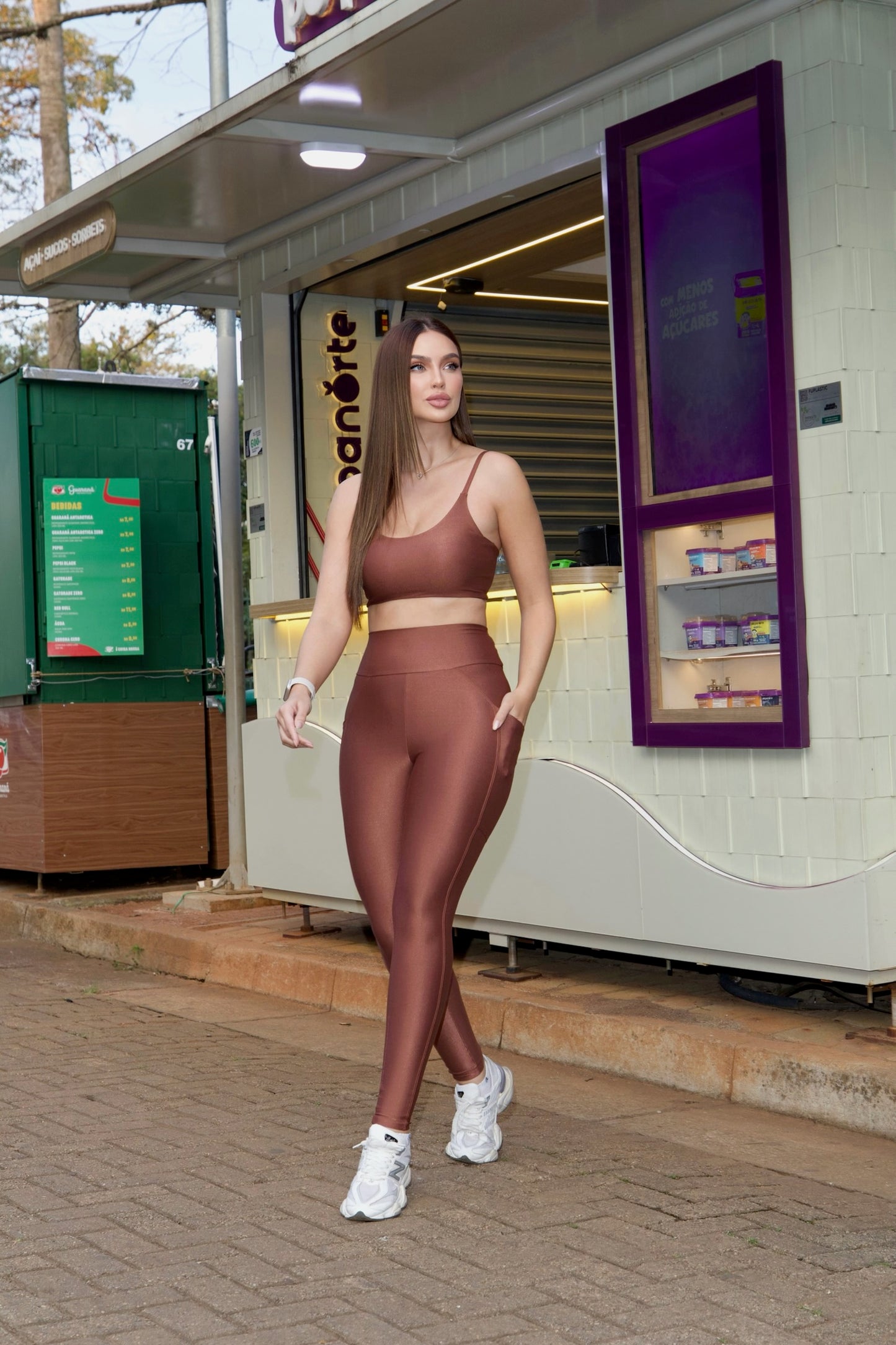 Conjunto Fitness com Legging Canelada de Alta Compressão e Top com Alças Finas Ajustáveis | Bolsos Laterais, Marrom