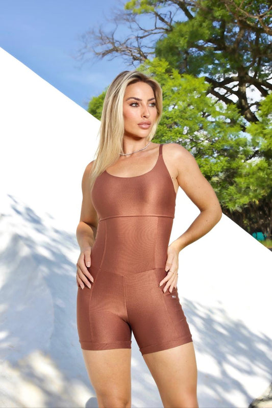 Macaquinho Shorts Marrom com Cós Alto e Bolso Lateral – Modelagem que Valoriza o Corpo e Zero Transparência