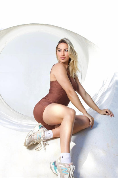 Macaquinho Shorts Marrom com Cós Alto e Bolso Lateral – Modelagem que Valoriza o Corpo e Zero Transparência