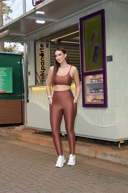 Conjunto Fitness com Legging Canelada de Alta Compressão e Top com Alças Finas Ajustáveis | Bolsos Laterais, Marrom