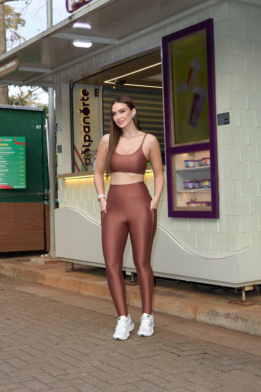 Conjunto Fitness com Legging Canelada de Alta Compressão e Top com Alças Finas Ajustáveis | Bolsos Laterais, Marrom