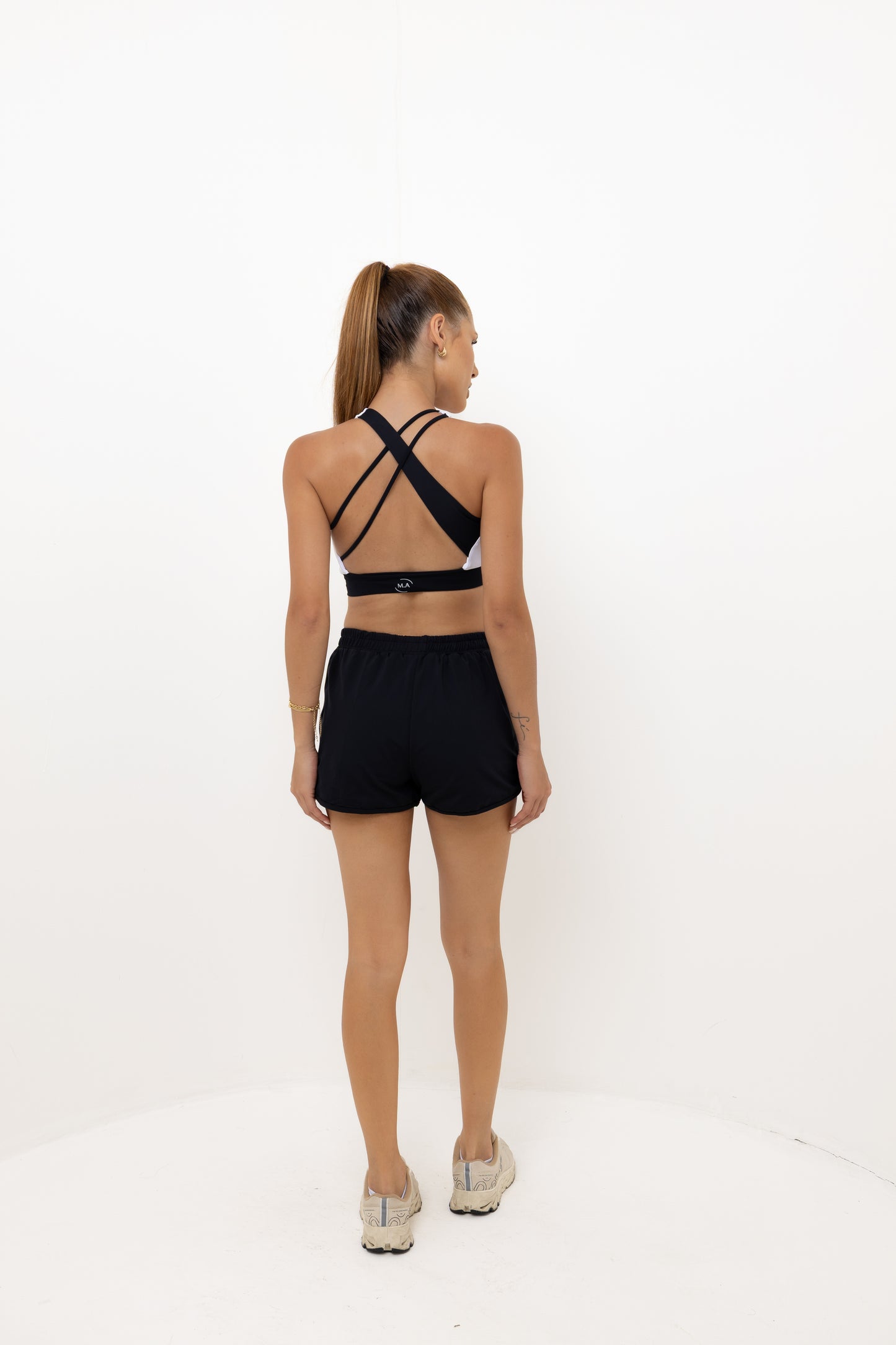 Conjunto Esportivo short com bolso e top de alça cruzada