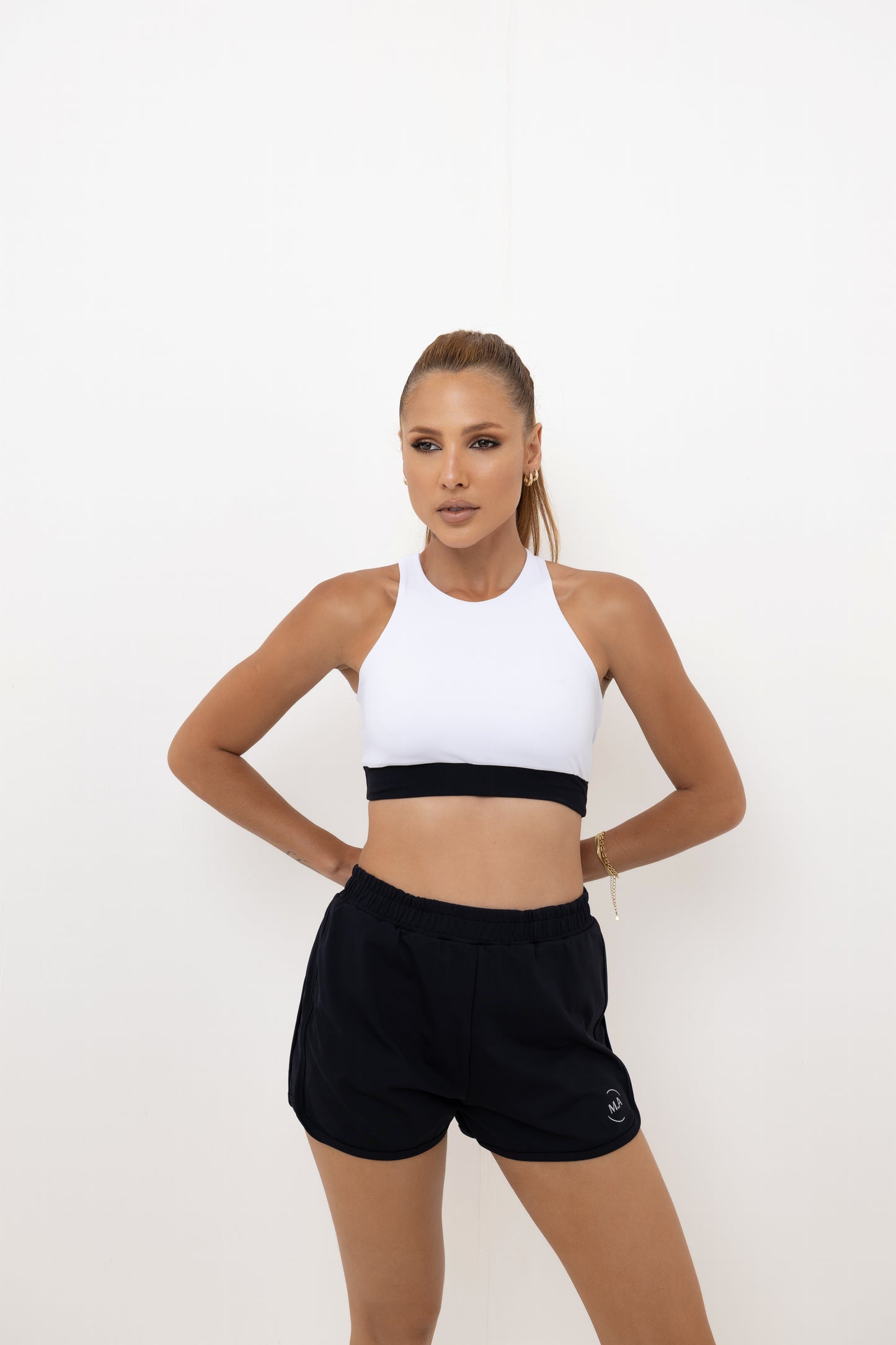 Conjunto Esportivo short com bolso e top de alça cruzada