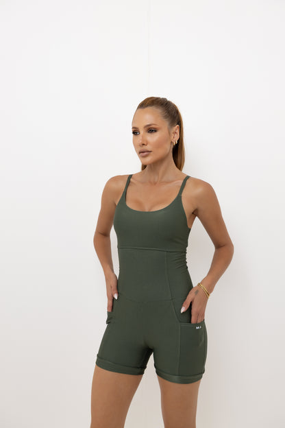 Macaquinho shorts  Verde Militar Bolso Lateral Modelagem que Valoriza o Corpo e Zero Transparência