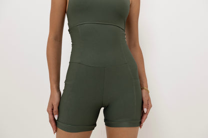 Macaquinho shorts  Verde Militar Bolso Lateral Modelagem que Valoriza o Corpo e Zero Transparência