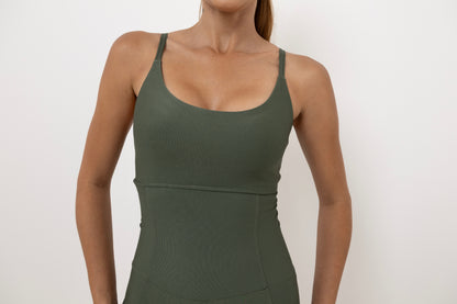 Macaquinho shorts  Verde Militar Bolso Lateral Modelagem que Valoriza o Corpo e Zero Transparência