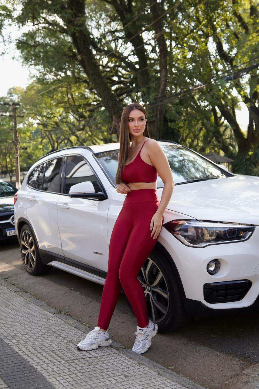 Conjunto Fitness Feminino com Legging Canelada de Alta Compressão e Top com Alças Finas Ajustáveis | Bolsos Laterais, vermelho carmim