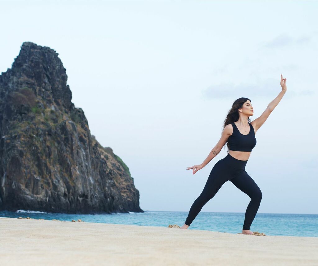 Conjunto Curve Preto - Top de Alça larga e Calça com cós alto com bolso funcional para Máxima Performance